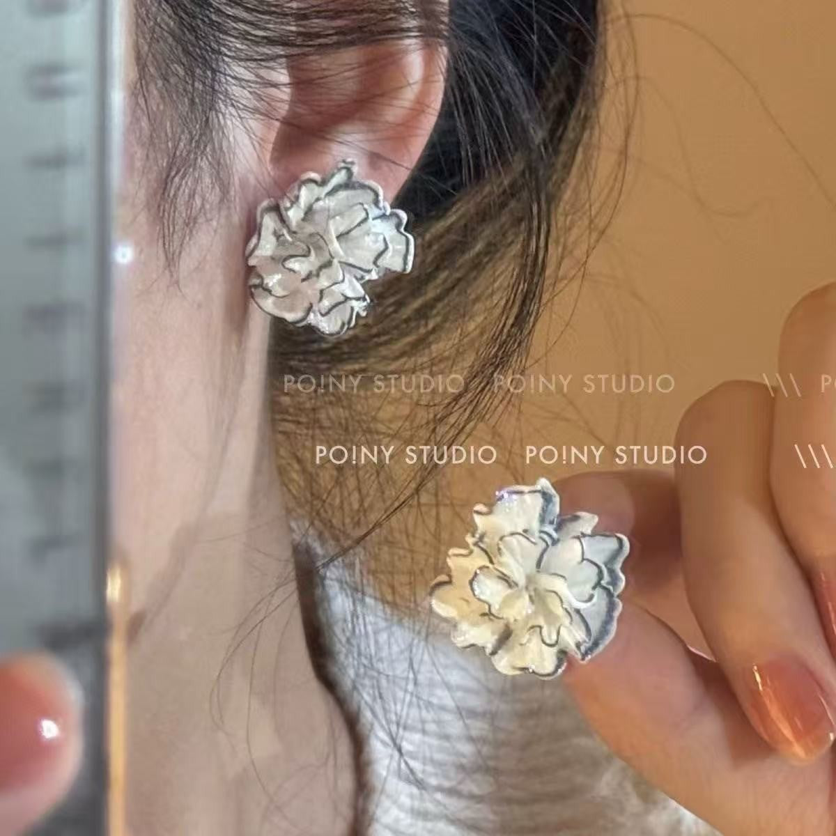 Sier Needle Resin Flower Tassel Mori Stud Earrings