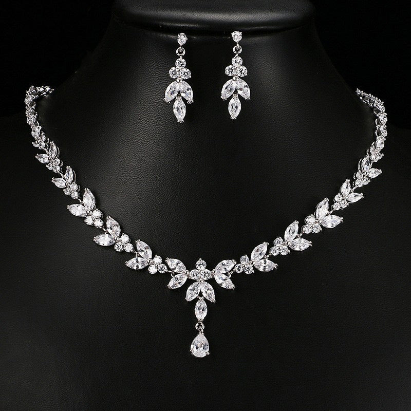 Fashionable Simple Elegant Long Horse Eye Water Necklaces