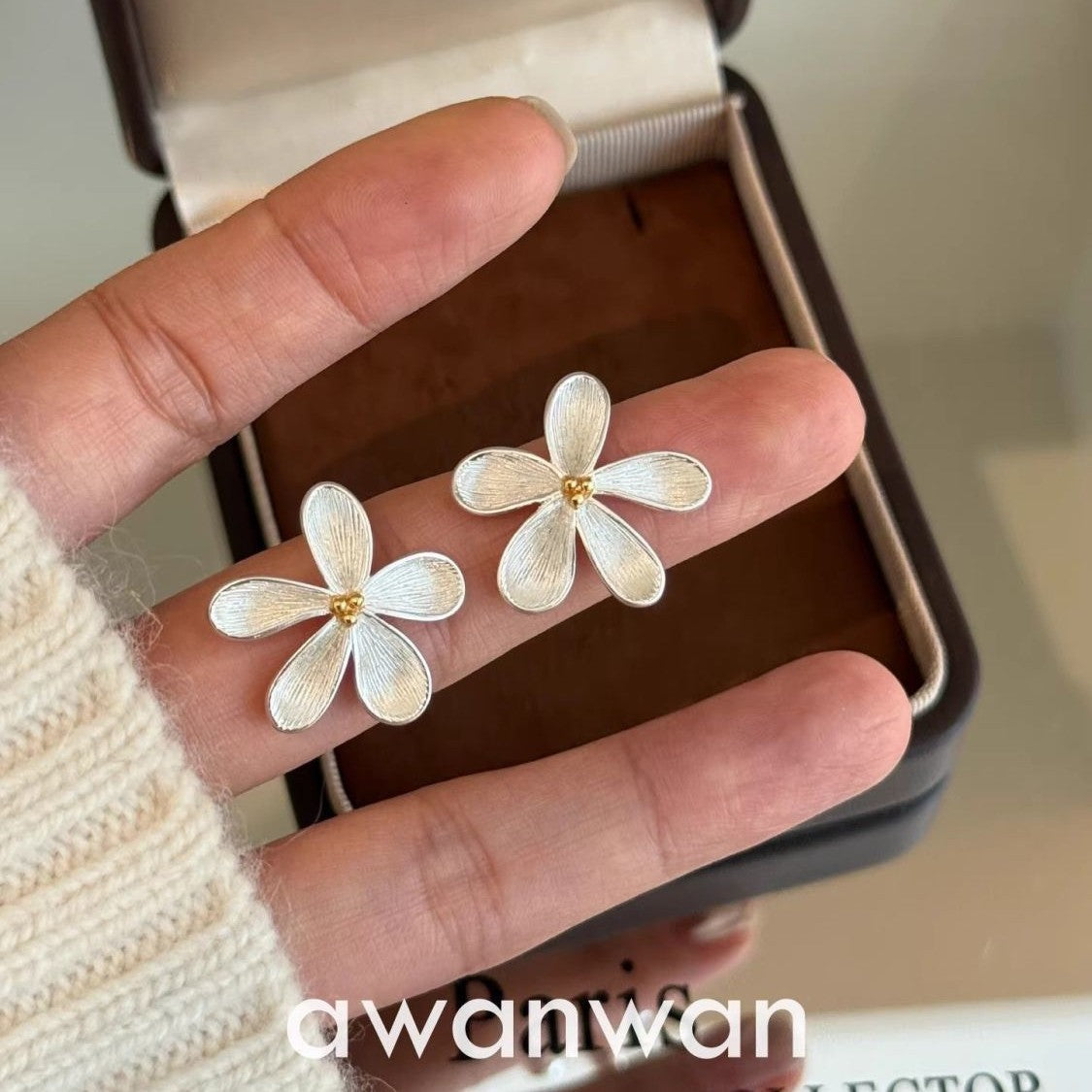 Women's Temperament Entry Lux High-grade Flower Texture Unique Simple Spring Earrings