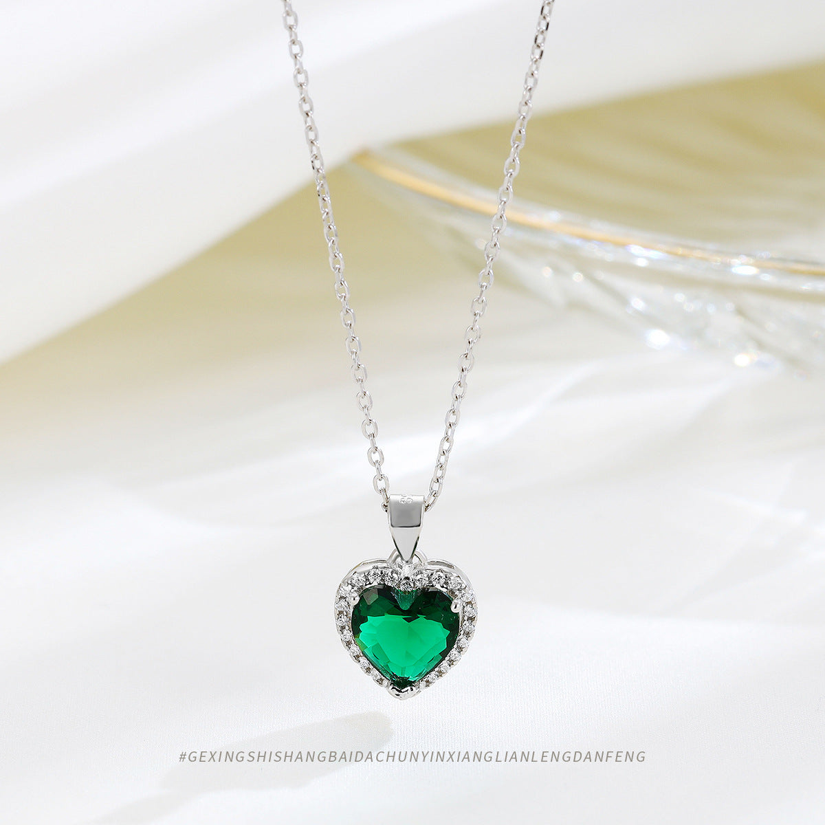 Women's Sier Temperamental Emerald Love Light Luxury High-grade Gem Peach Necklaces