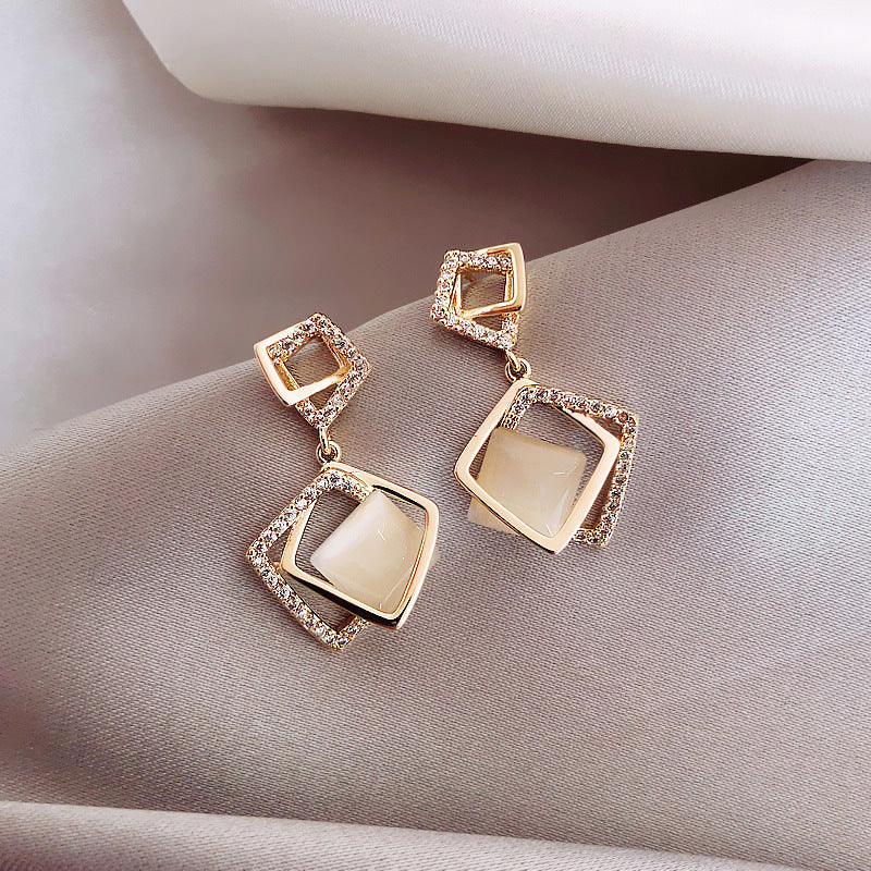 Women's Retro Style Elegant High-grade Metal Niche Earrings