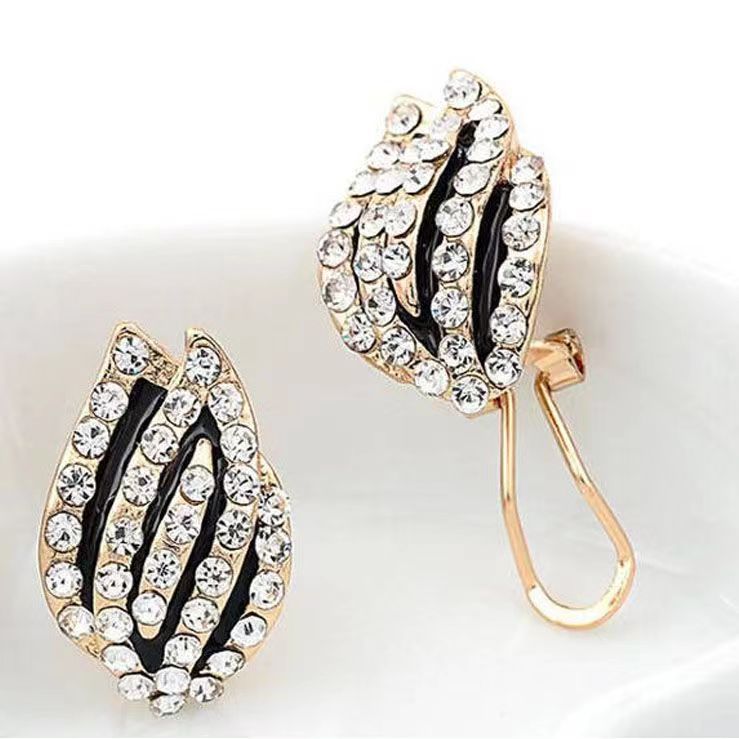 Women's Black Flower Simple Small Indifference Trend Graceful Stud Earrings