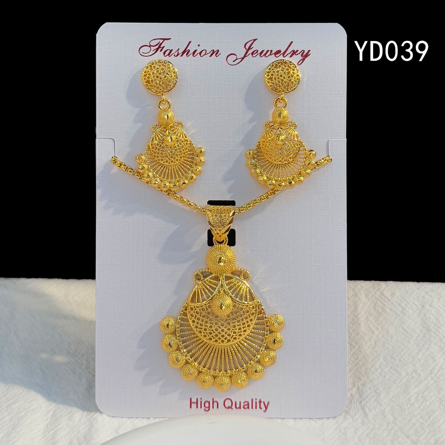 Retro Hollow Light Luxury Gold Love Plated Ethnic Jewelry Set