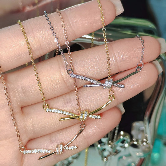 Women's Twist Fashion Design High-grade Clavicle Chain Light Necklaces
