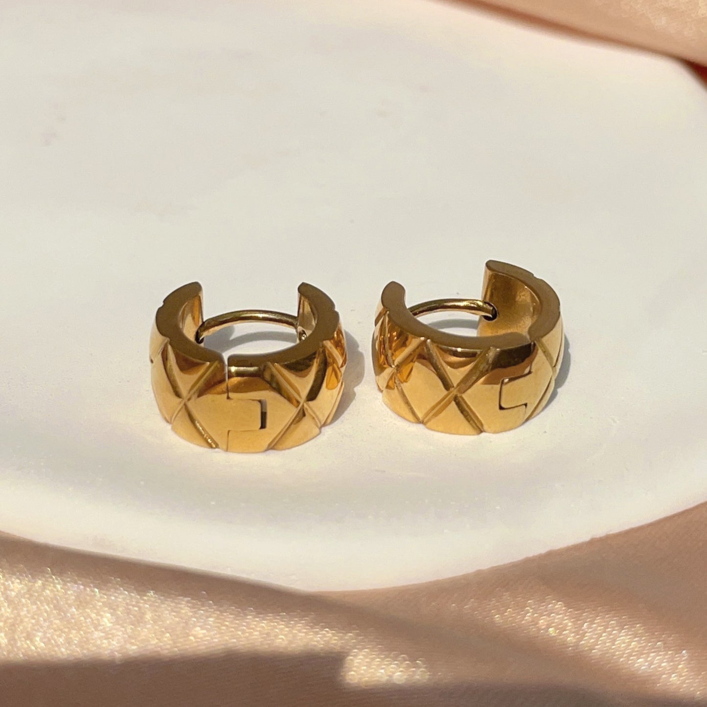 Round Female Design Light Luxury Simple Earrings