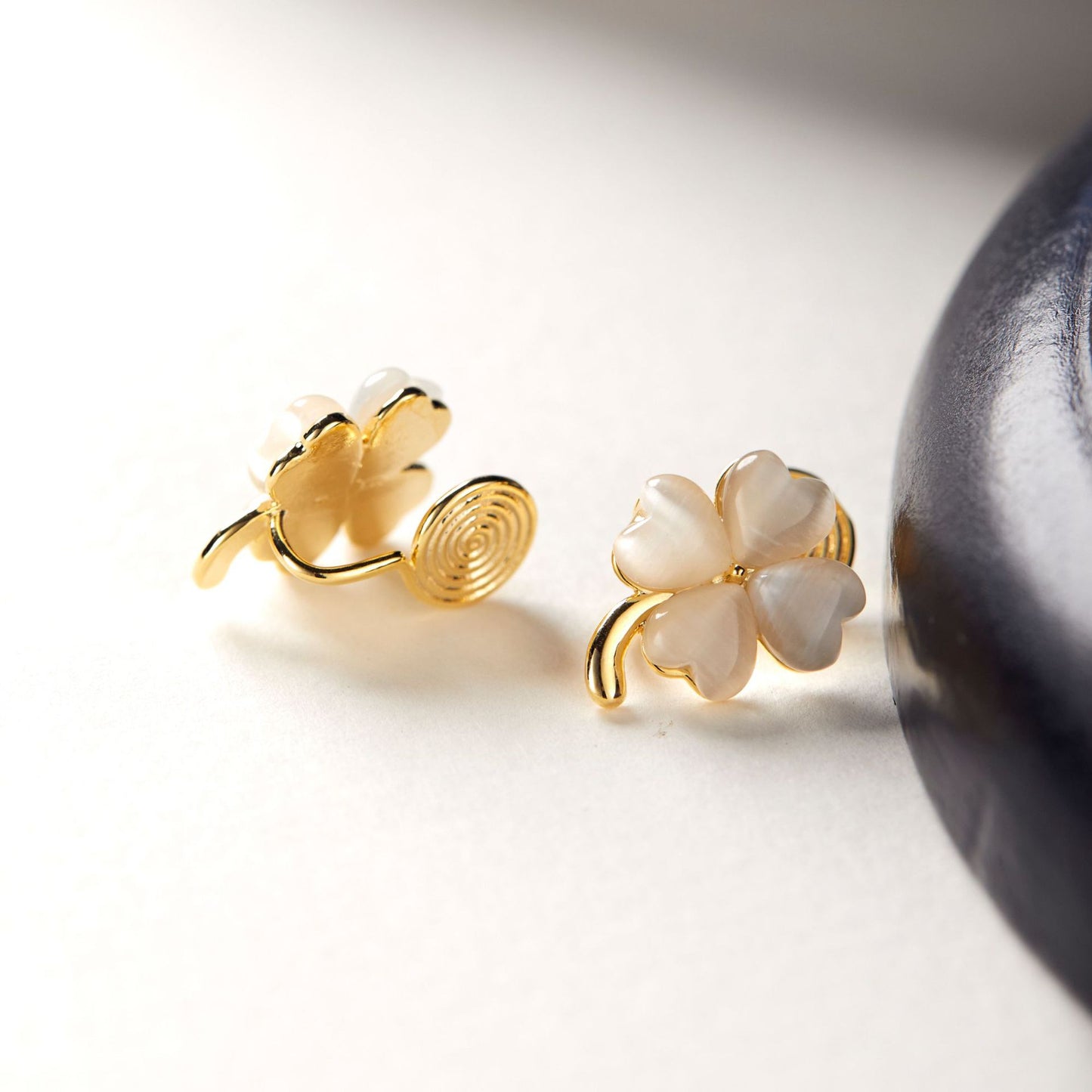 Women's Classic Opal Clover Commuter Exquisite Mosquito Coil Ear Clip Earrings