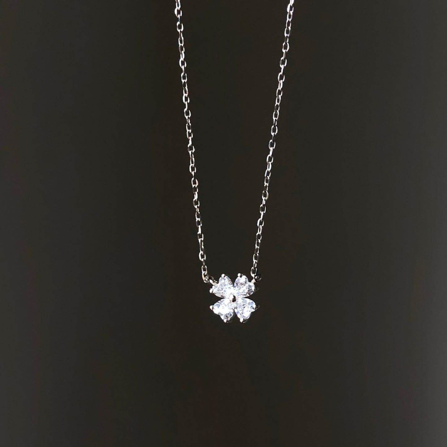 Diamond Zircon Heart-shaped Four-leaf Clover Niche Necklace