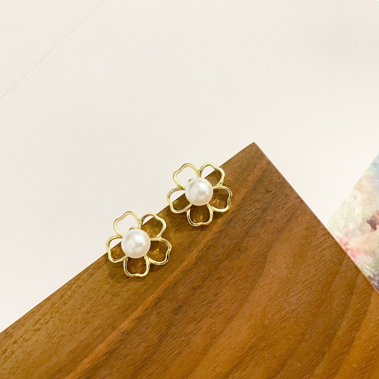 Women's Simple Graceful Pearl Sier Flowers Niche Stud Earrings