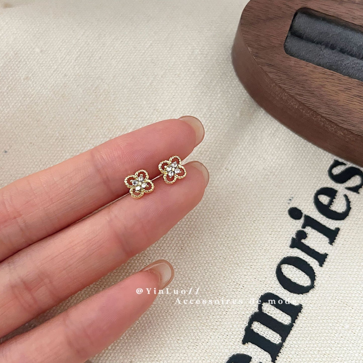 Studded Hollow Four Leaf Clover Ear Sweet Exquisite Earrings