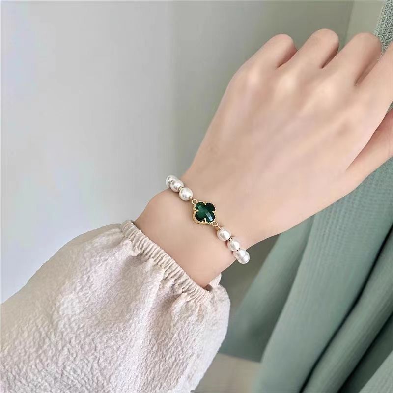 Women's Clover Pearl Design Simple Light Luxury Bracelets