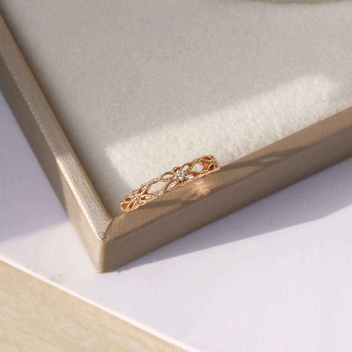 Style Hollow Window Flower Zircon Light Rings