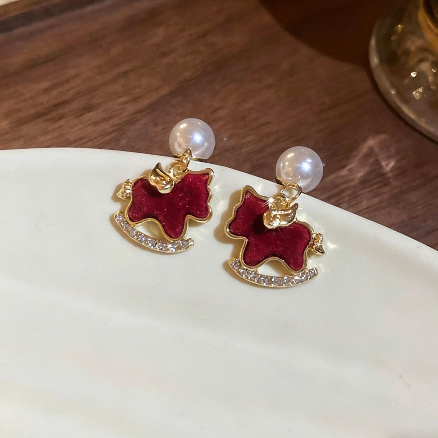 Needle High-grade Flocking Pony Pearl Retro Earrings