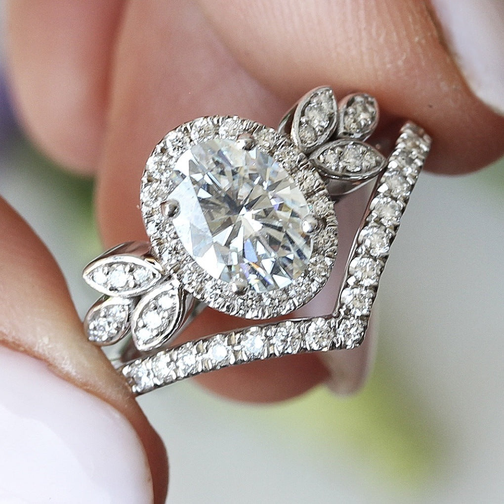 Fashion Proposal Matching Dazzling V-shaped Wedding Rings