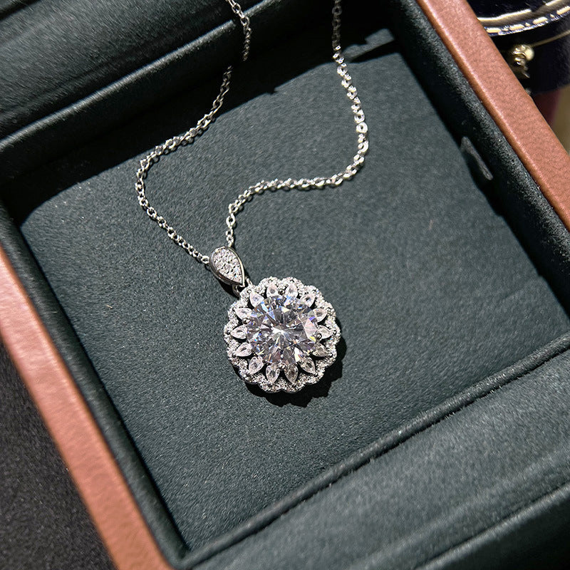Women's Elegant Light Imitation Moissanite Flower Zircon Clavicle Necklace