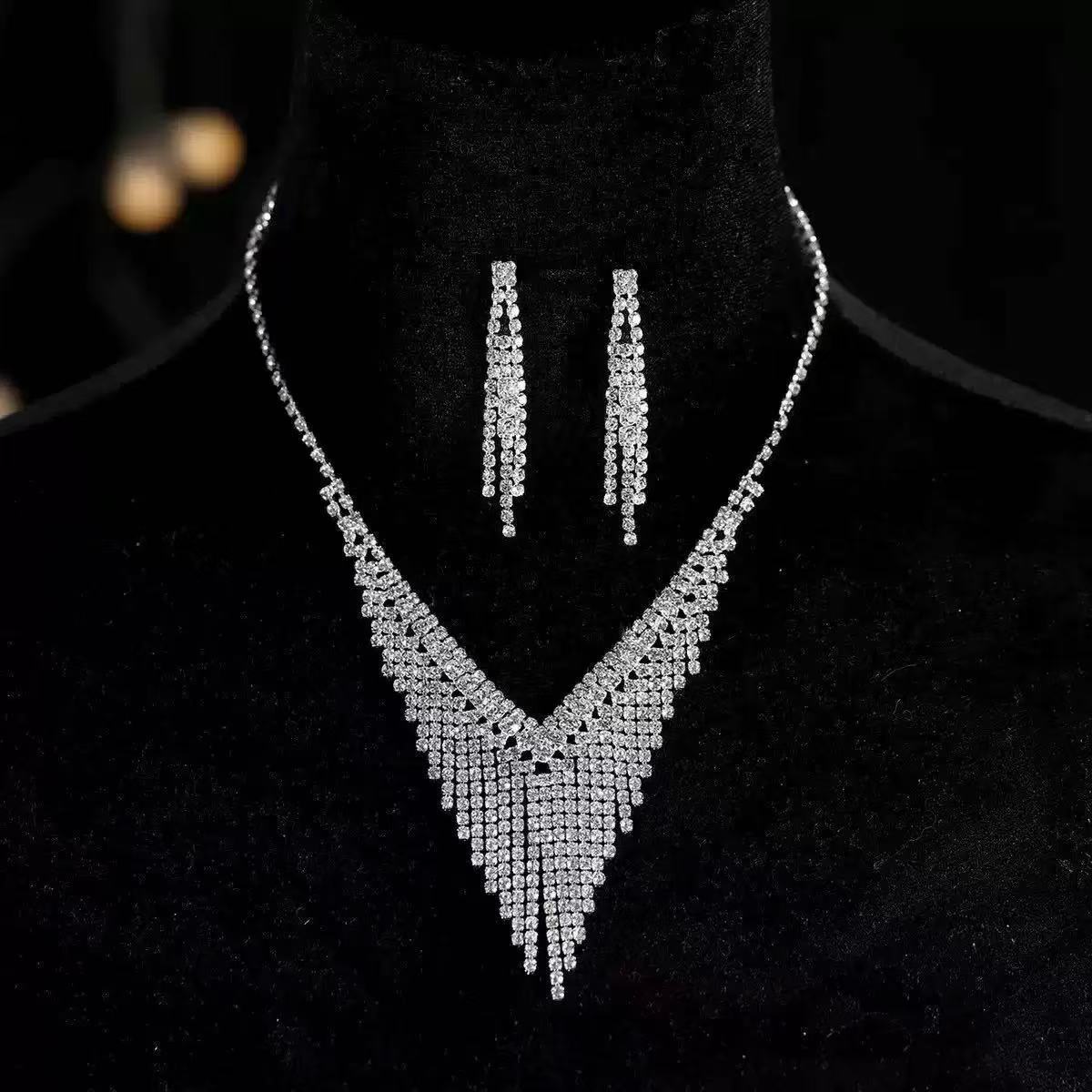 Niche Design Diamond Tassel Neck High Necklaces
