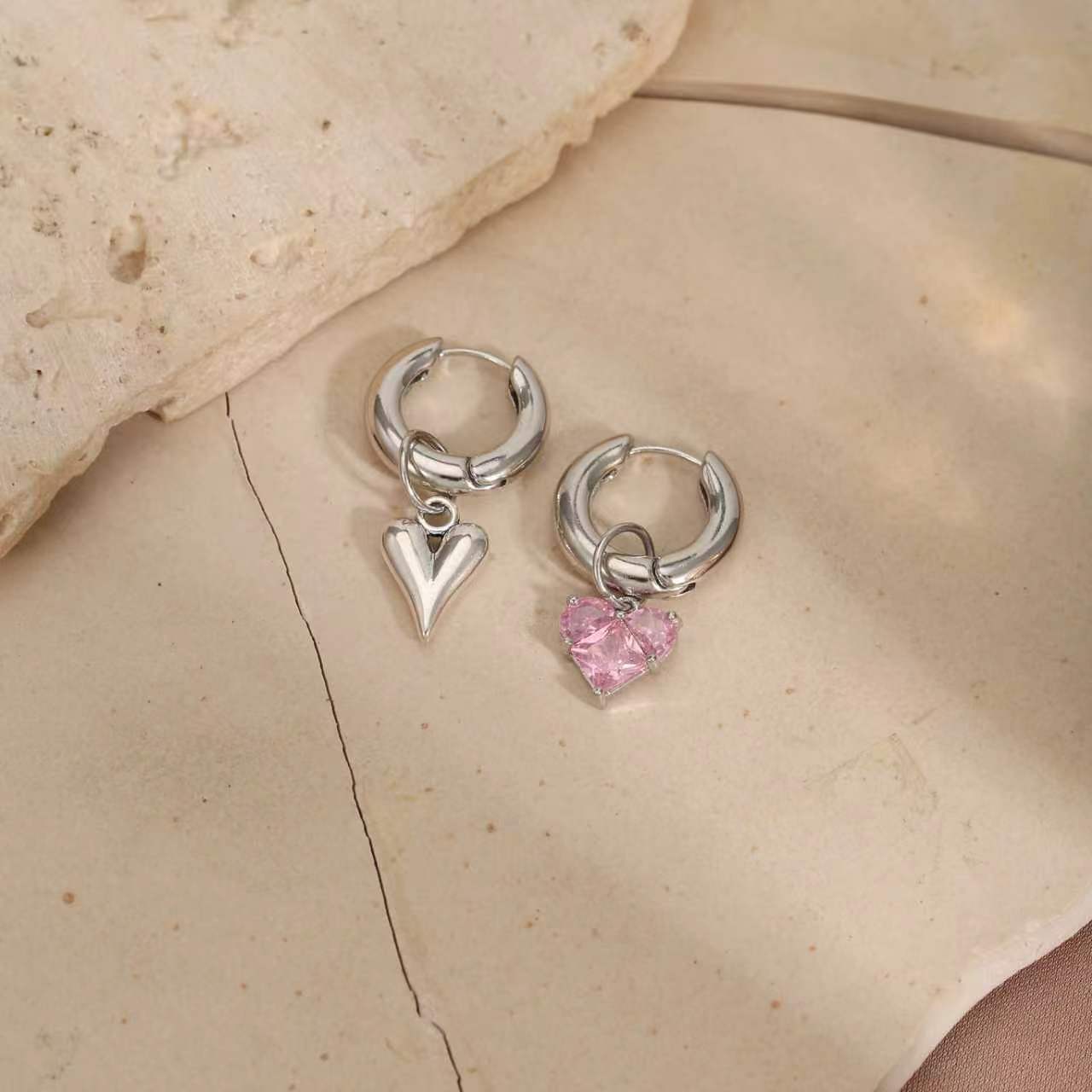 Women's Retro Style Personalized Design Light Luxury High-grade Heart-shaped Zircon Asymmetric Earrings