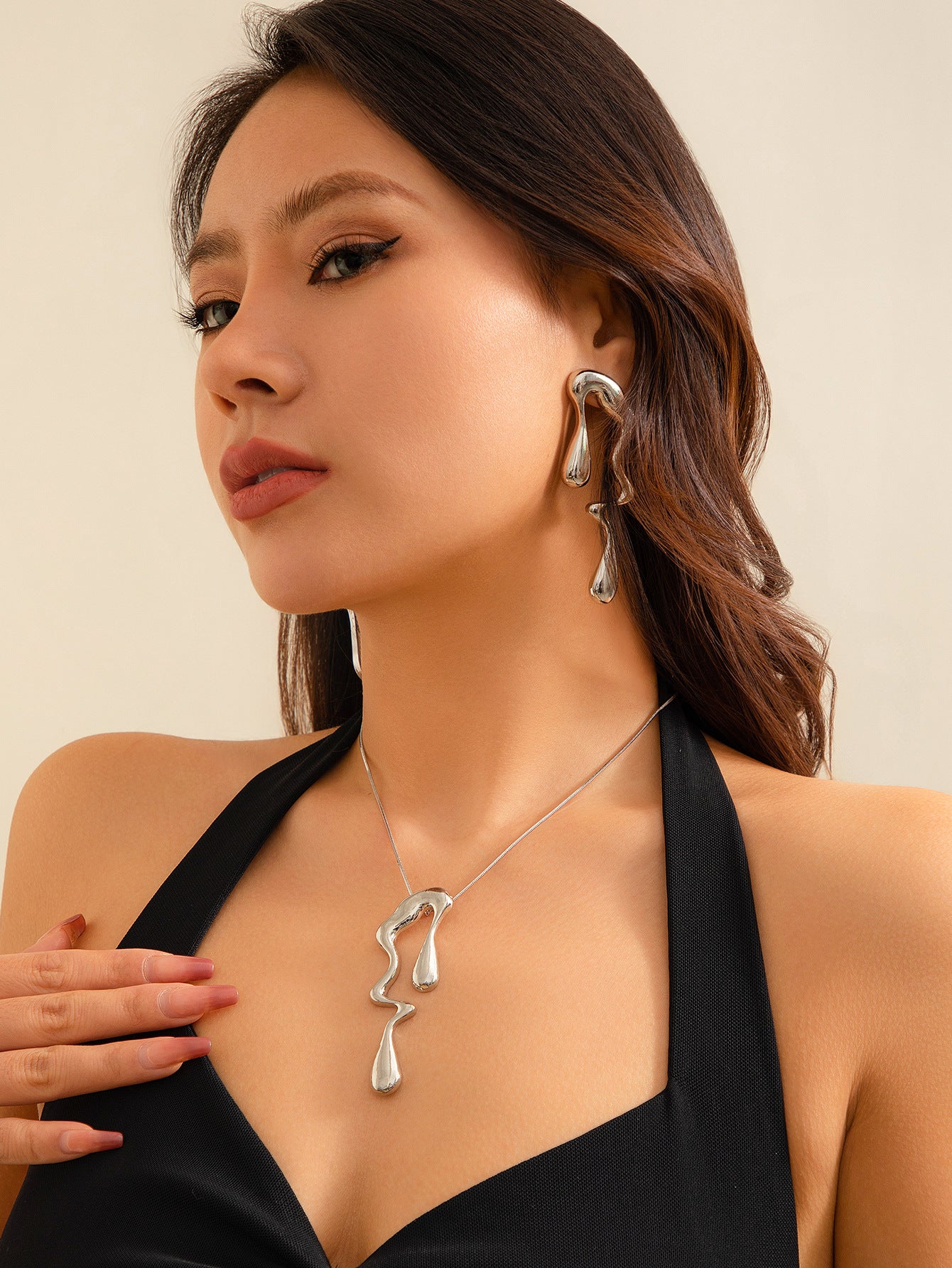 Ornament Liquid Design Sweet Cool Metallic Necklaces