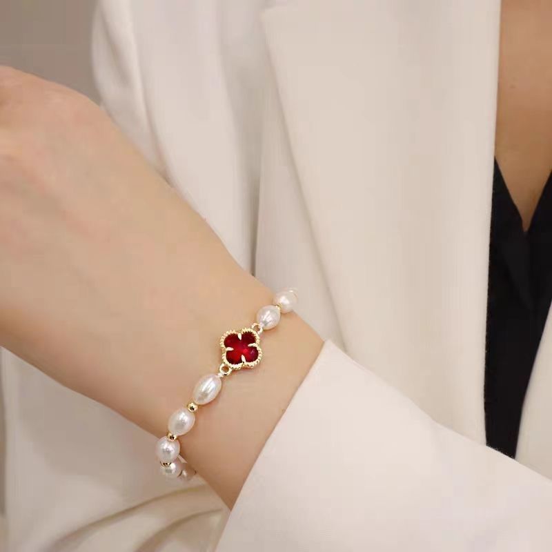 Women's Clover Pearl Design Simple Light Luxury Bracelets