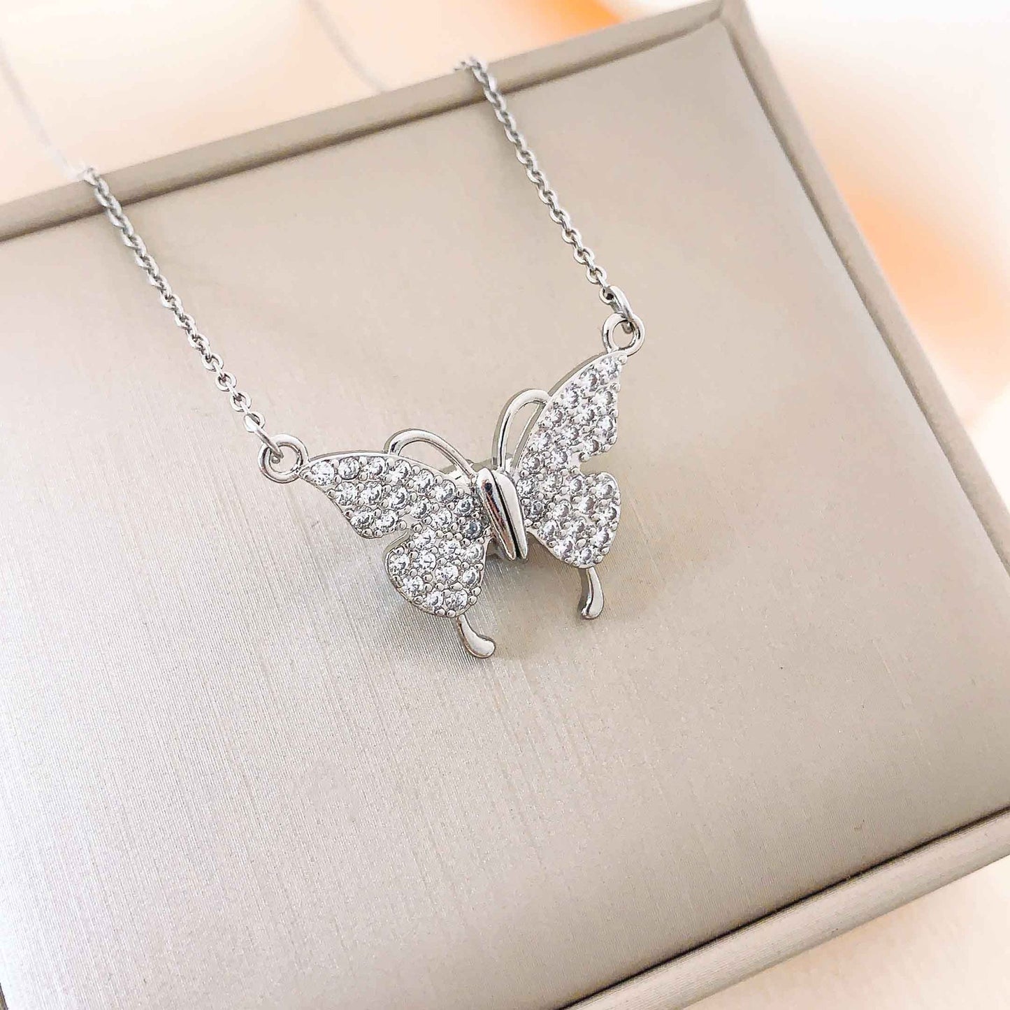 Butterfly Niche High-grade Magnetic Suction Light Luxury Necklaces