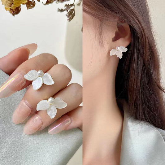 Women's Summer White Petal Sweet Simple Flower Niche Stud Earrings