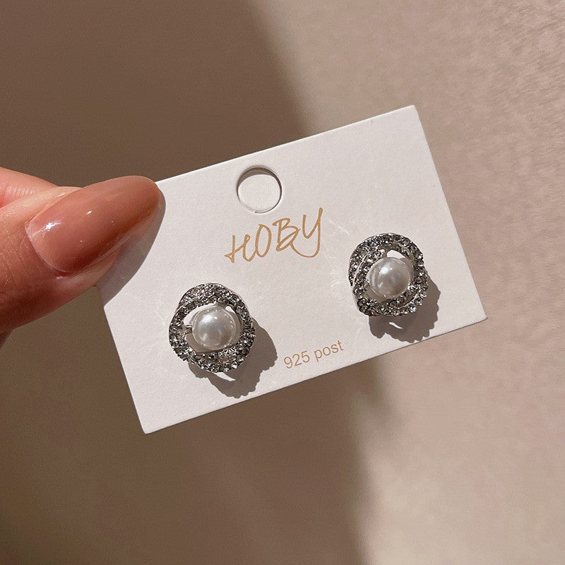 Women's Needle Light Luxury Hot Pearl Elegance Retro Flashing Earrings