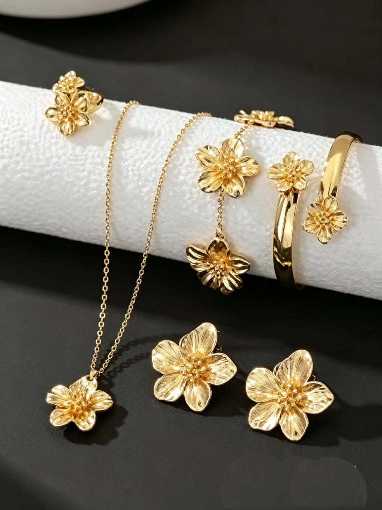 Luxury Golden Flower Suite Niche Design Necklaces