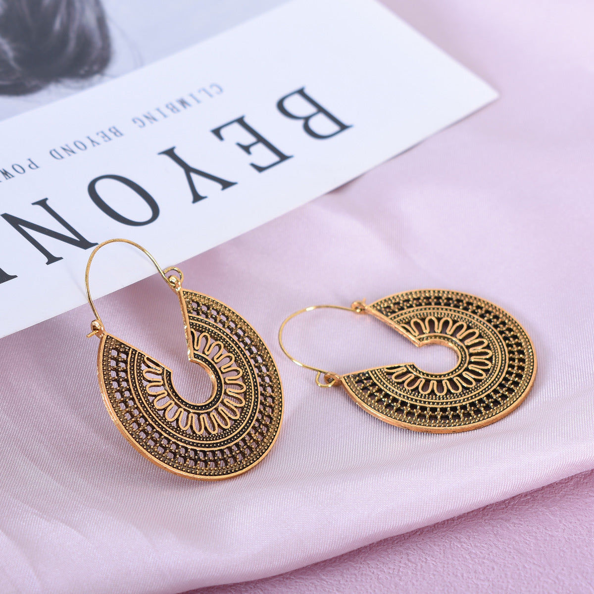 Retro Eye-catching Hollow Pattern Totem Vintage Earrings