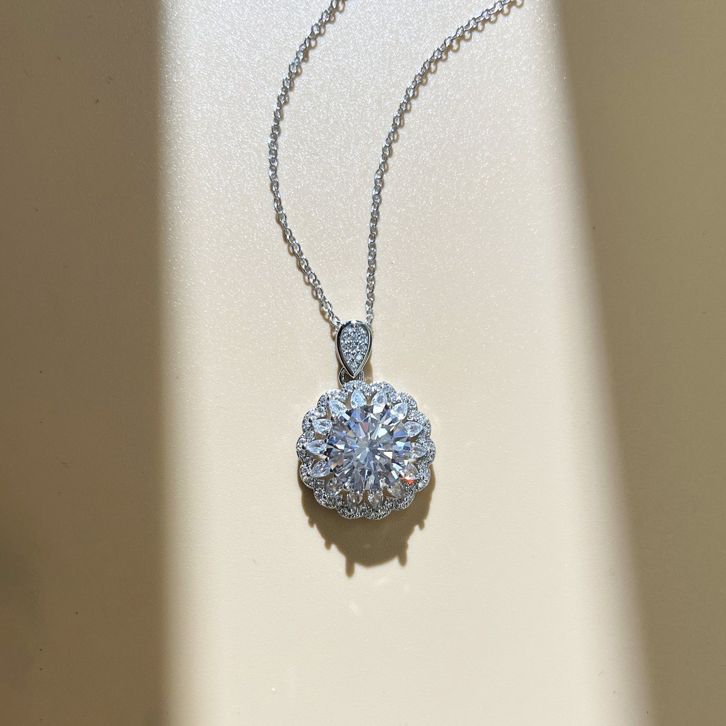 Women's Elegant Light Imitation Moissanite Flower Zircon Clavicle Necklace