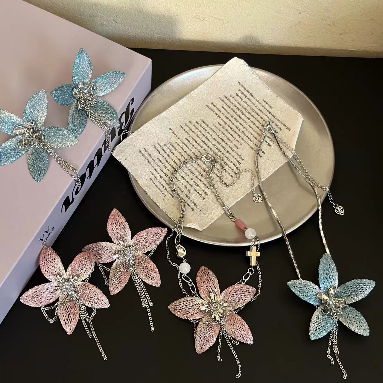 Women's Lace Woven Flower For Exaggerated Classic Style Necklace