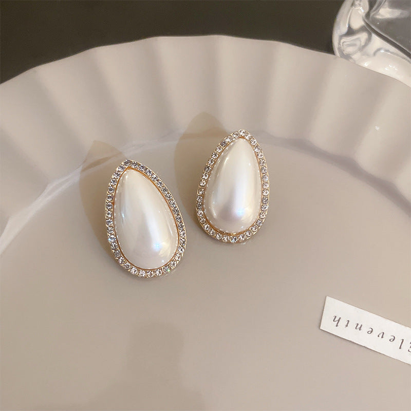 Women's Needle Light Luxury Hot Pearl Elegance Retro Flashing Earrings