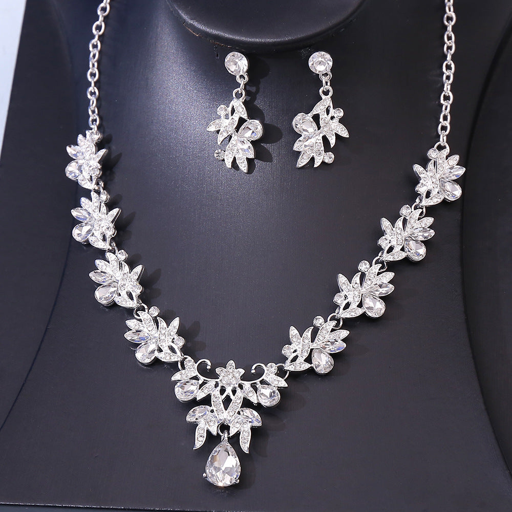 Women's Elegant Retro Flower Suite Joker Clavicle Necklaces