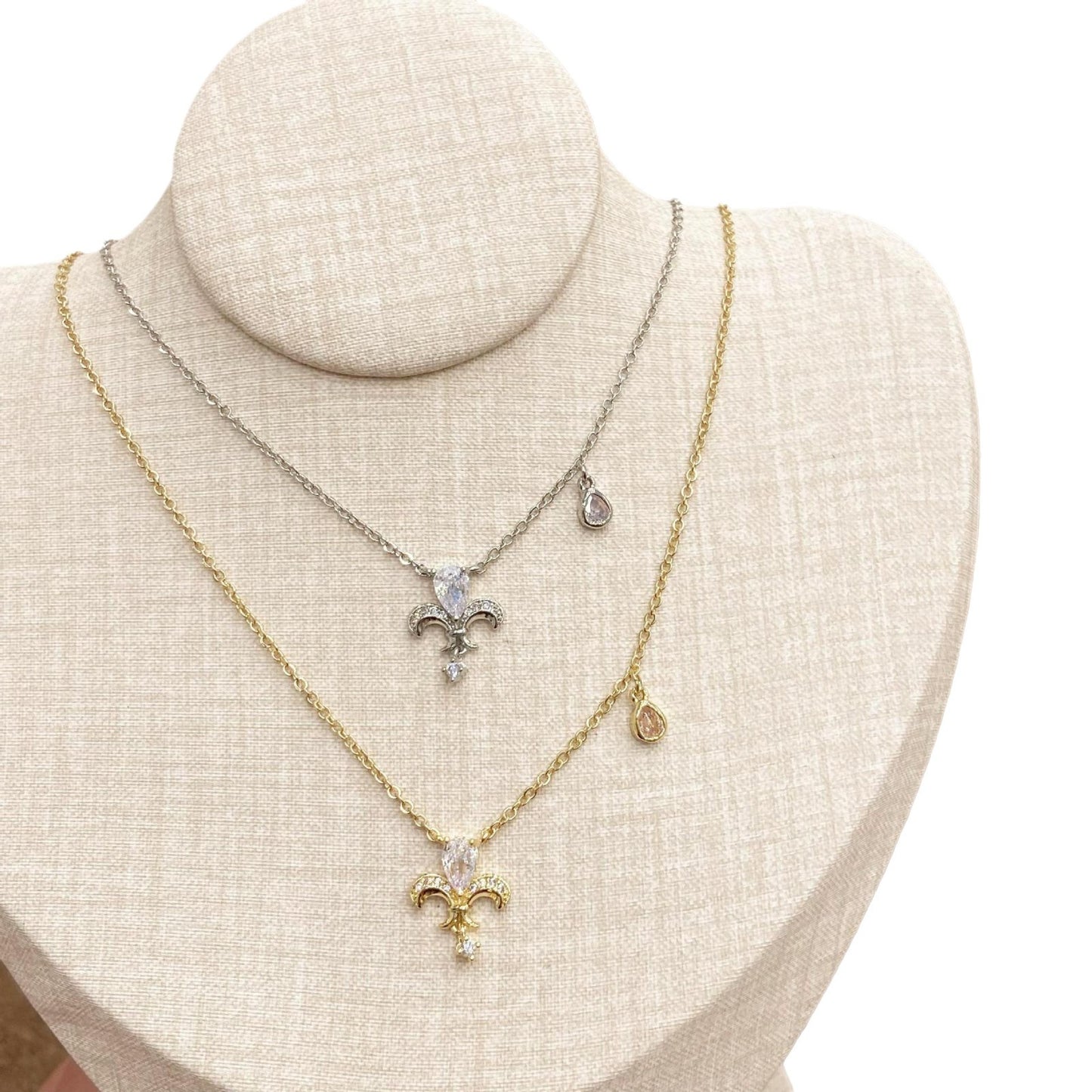 Women's Exquisite High-grade Zircon Flower-de-luce For Design Simple Necklaces