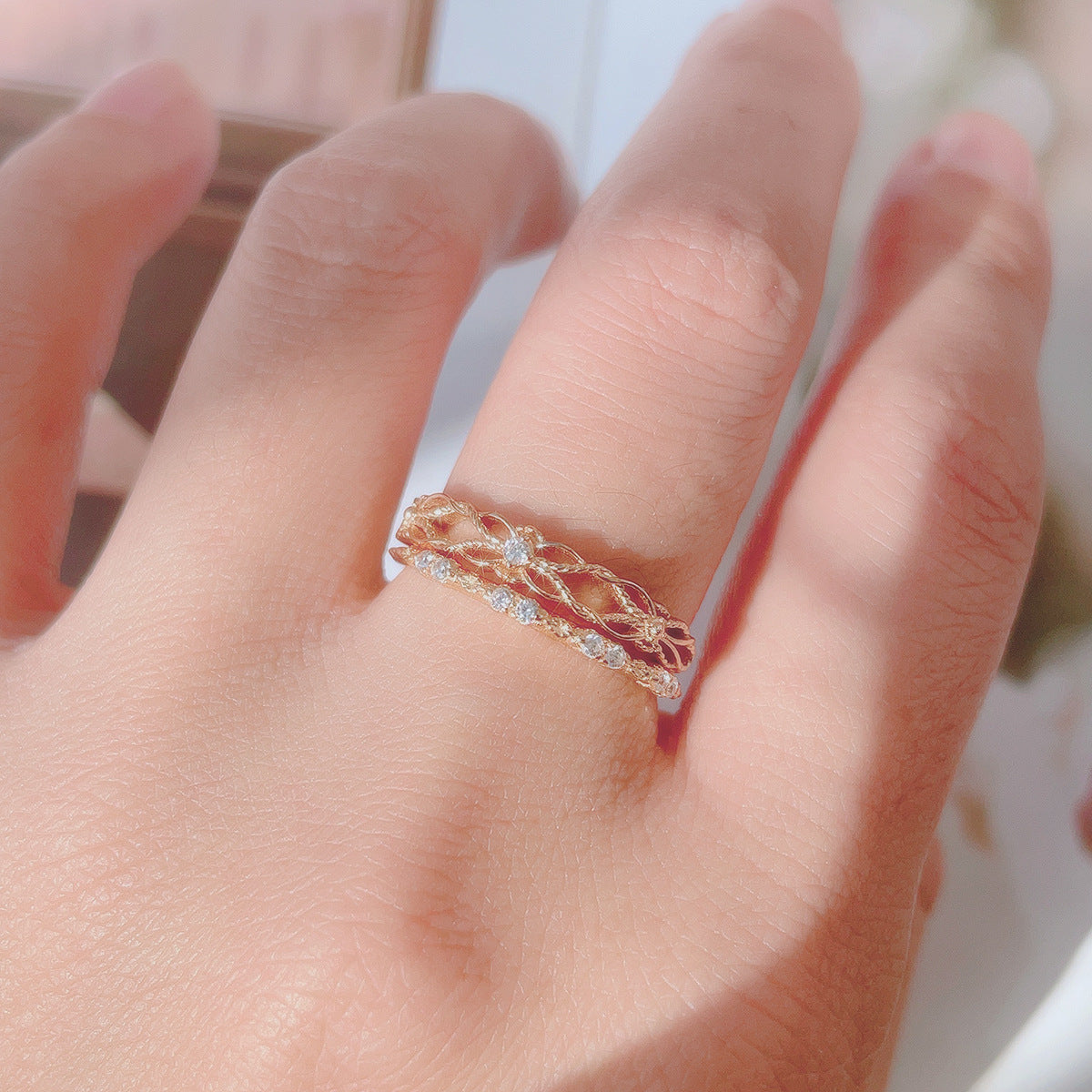 Style Hollow Window Flower Zircon Light Rings