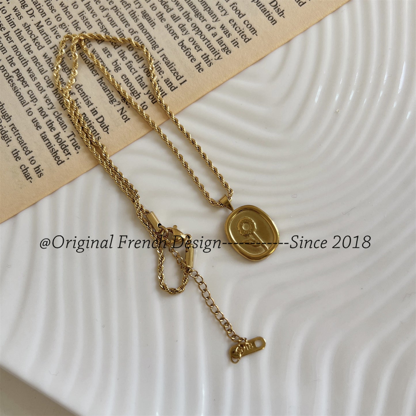 Manor French Retro Golden Portrait Small Necklaces