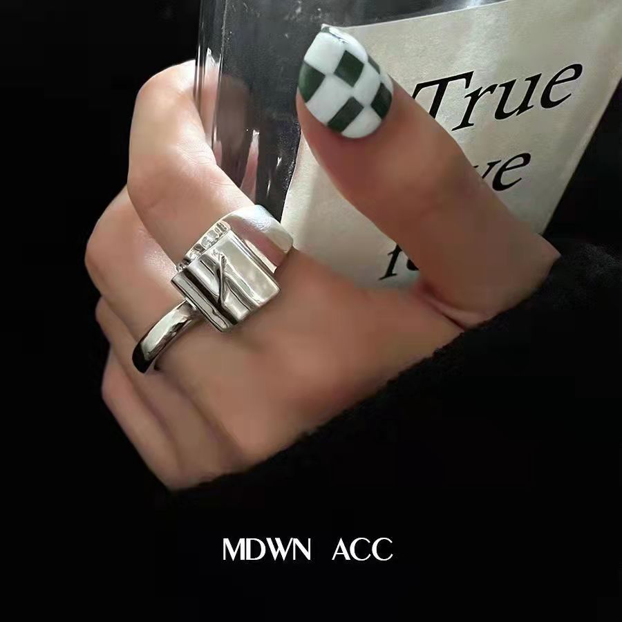 Women's Wall Sier-plated Retro Wave Niche Advanced Rings