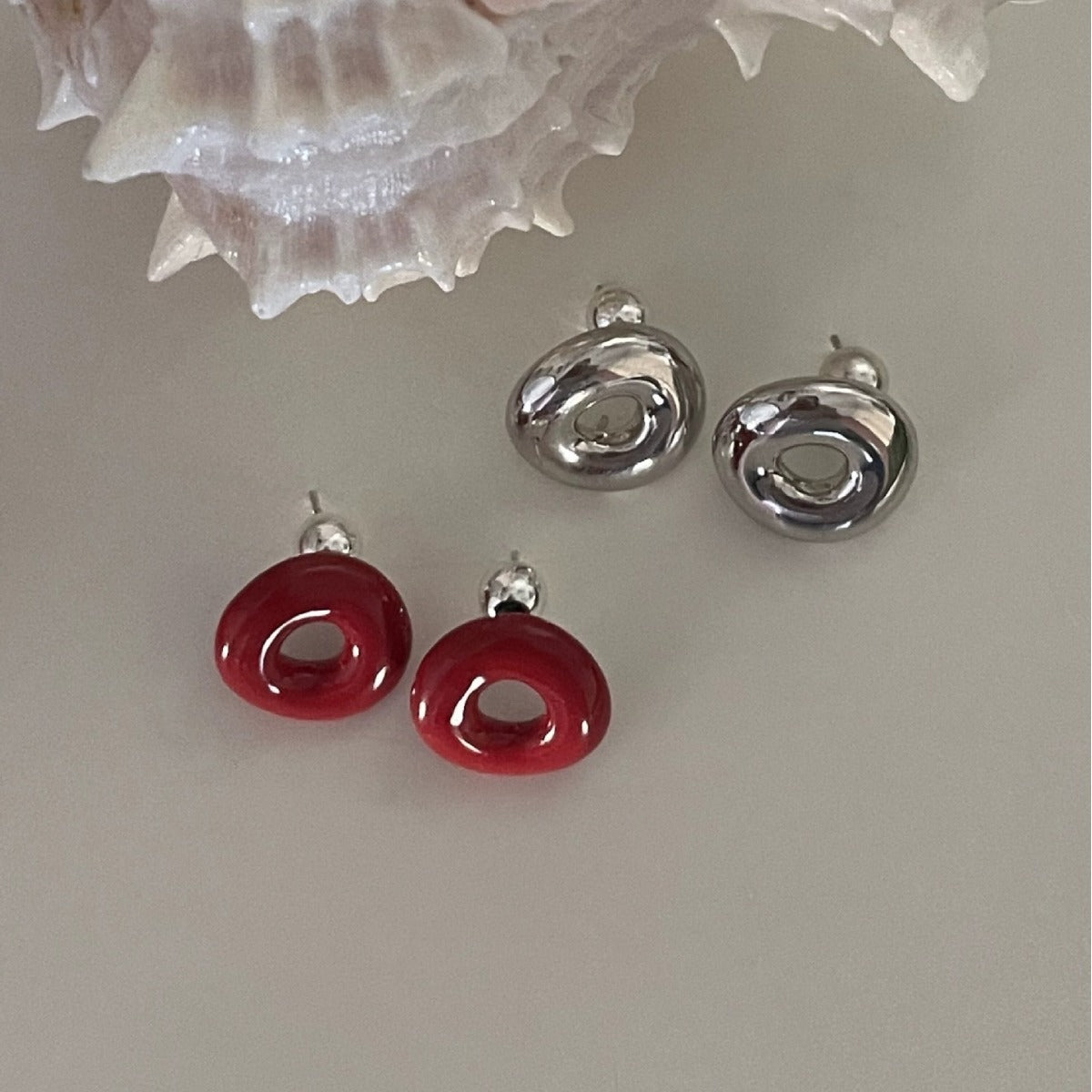 Red With Hollow Design Enamel Donut Sier Needle Retro Earrings