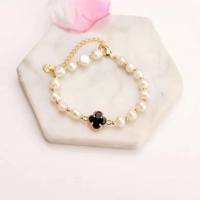 Women's Clover Pearl Design Simple Light Luxury Bracelets