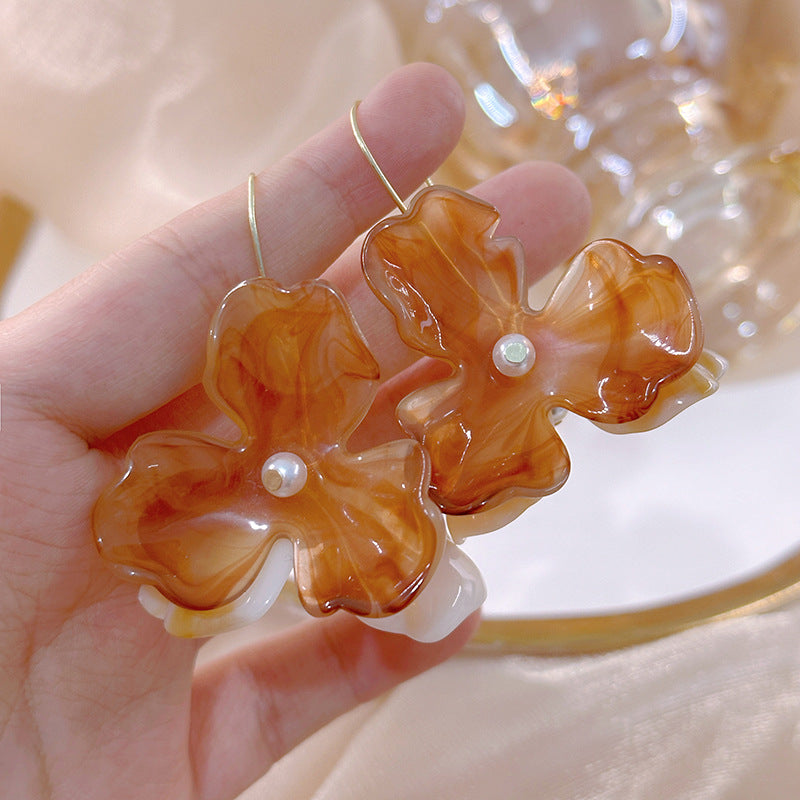 Women's Retro Style Flower Pearl Atmosphere Gentle Earrings