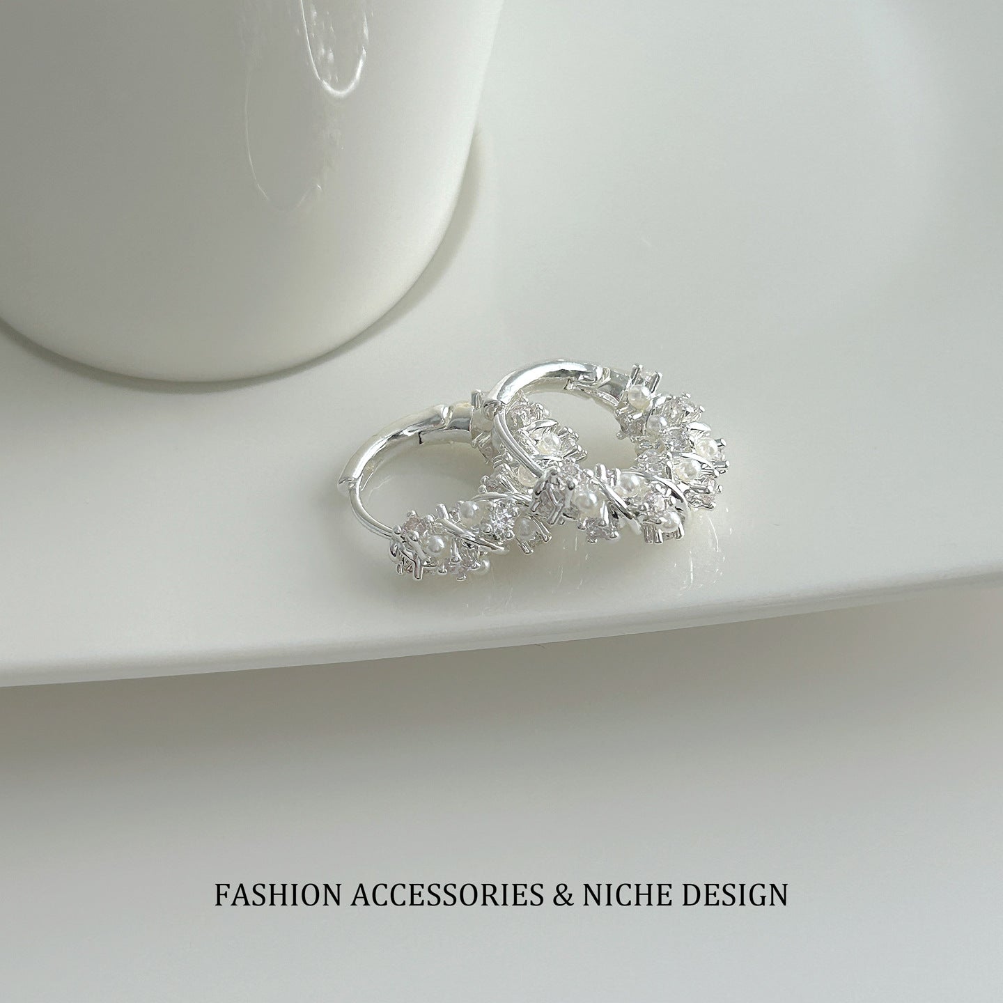 Women's Interwoven Ear Clip Design Sense Small Refined Grace Stud Earrings