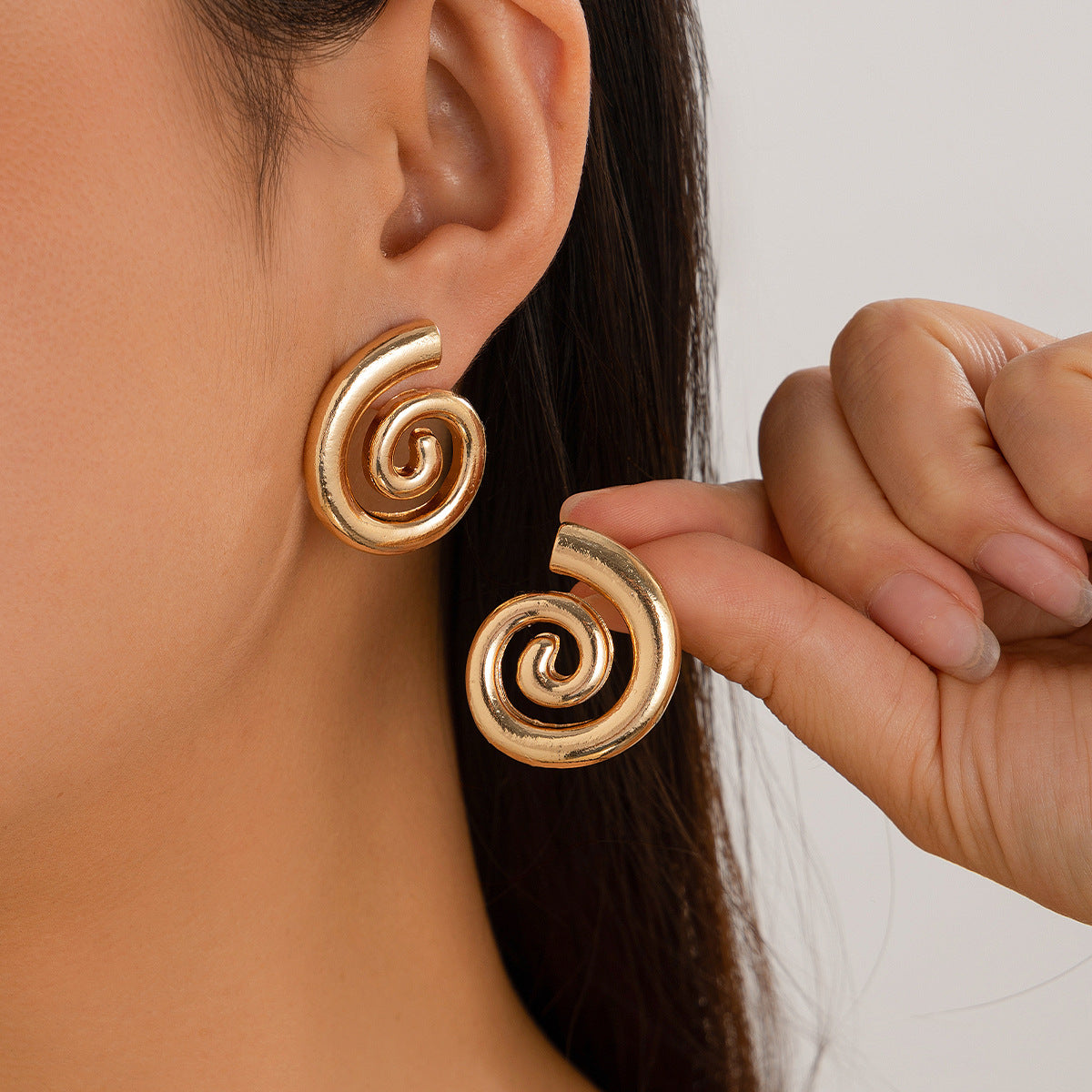 Comma Design Sense Female Geometric Glossy Earrings