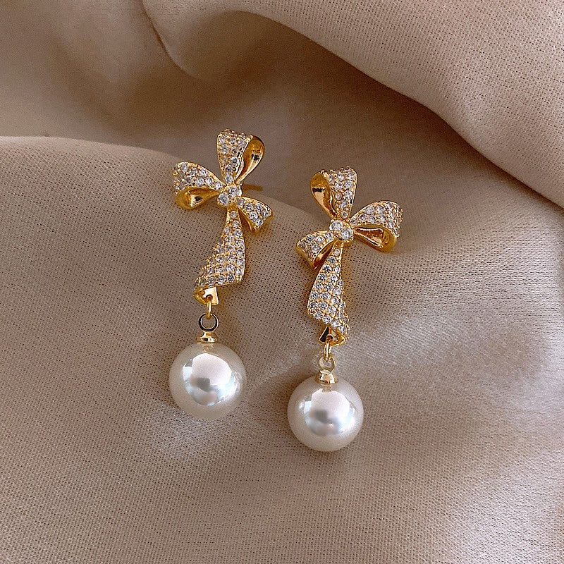 Women's Needle Light Luxury Hot Pearl Elegance Retro Flashing Earrings