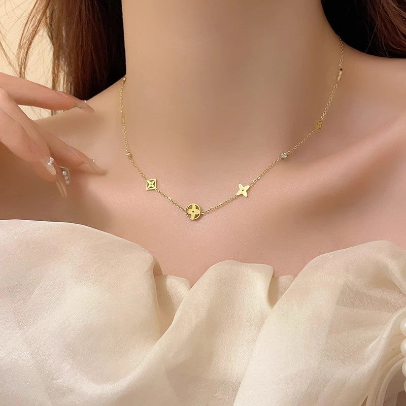 Women's Hollow Four-leaf Clover Fashion Classic Presbyopic Necklaces