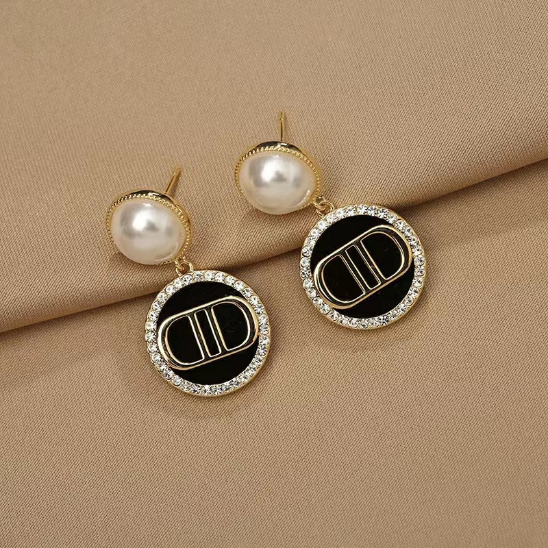 Women's Vintage Pearl Letters Classic Style Ear Earrings