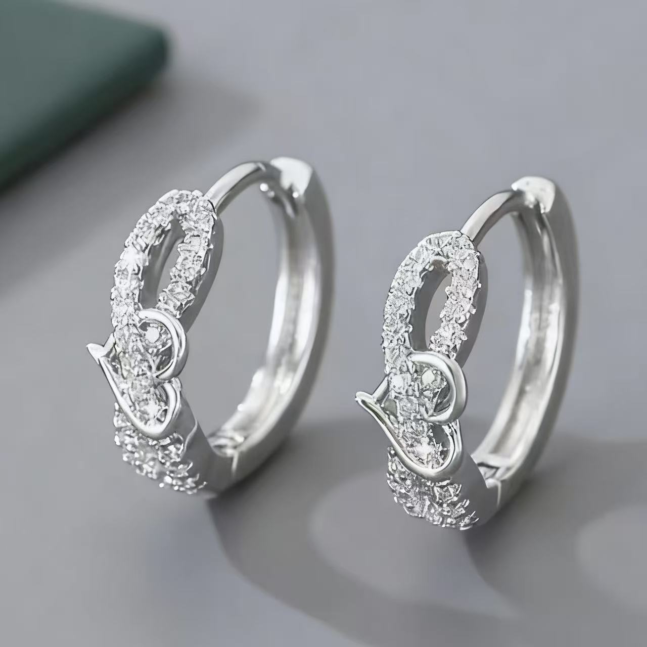 Women's Refined Zircon Light Luxury High-grade Sense Commute Face Slimming Heart-shaped Earrings
