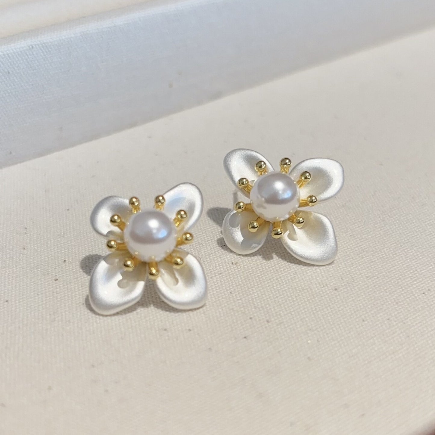 Women's French Style Temperament Flower Pearl Niche Rings