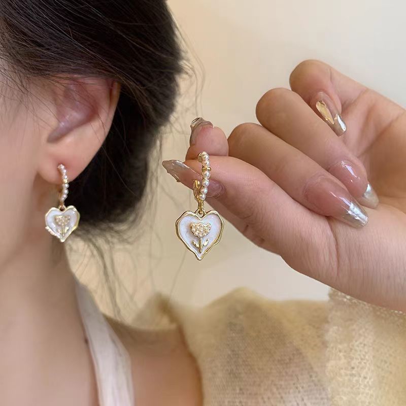 Light Extravagant Love Heart Pearl Retro Earrings