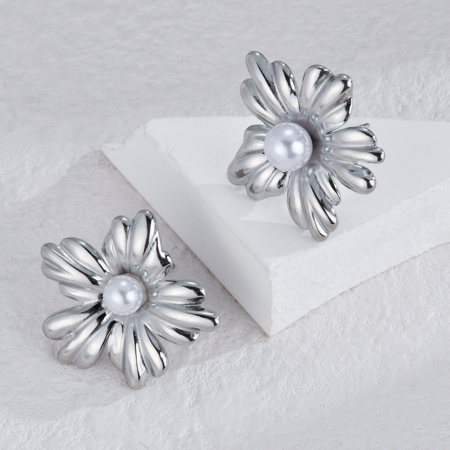 Women's Fashionable Gold-plated Stainless Steel Sun Flower Earrings