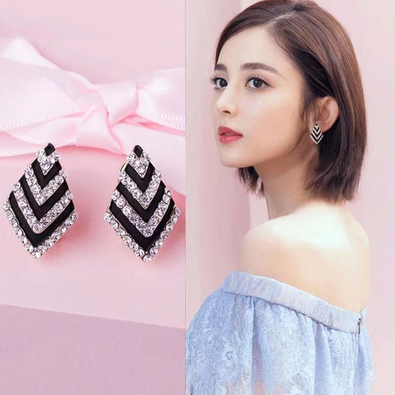 Women's Black Flower Simple Small Indifference Trend Graceful Stud Earrings