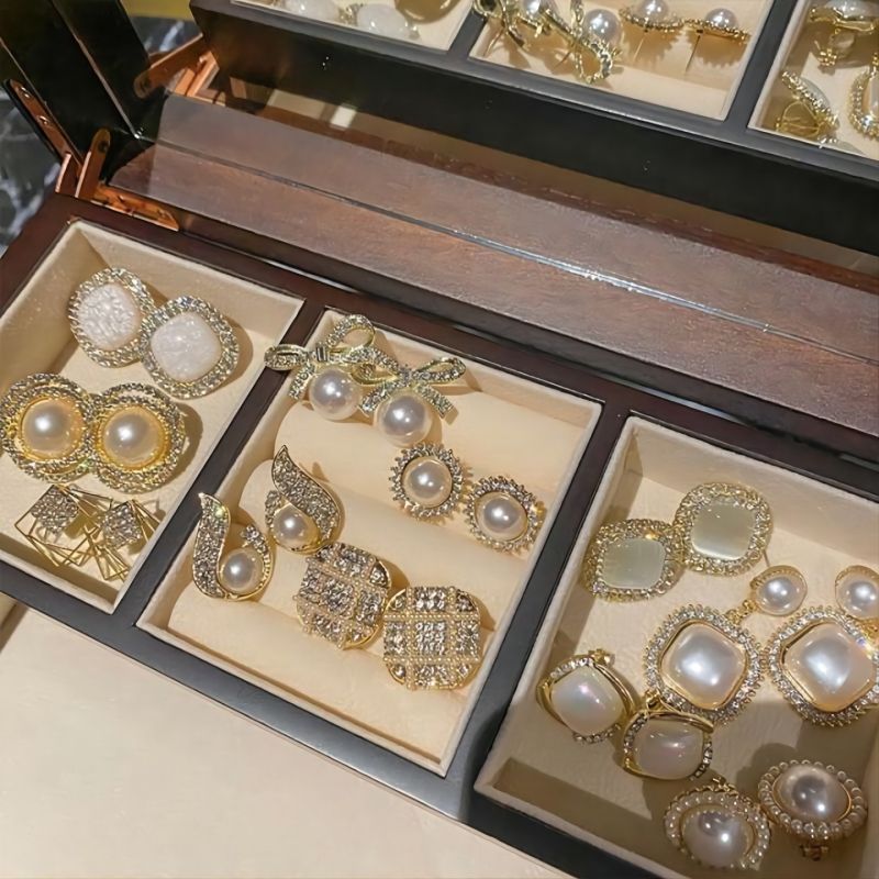 Women's Needle Light Luxury Hot Pearl Elegance Retro Flashing Earrings