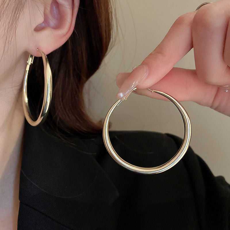 Women's Needle Simple Round Metal Design Fashionable Earrings